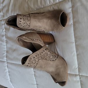 💋 Brand New Fergalicious Booties 8.5